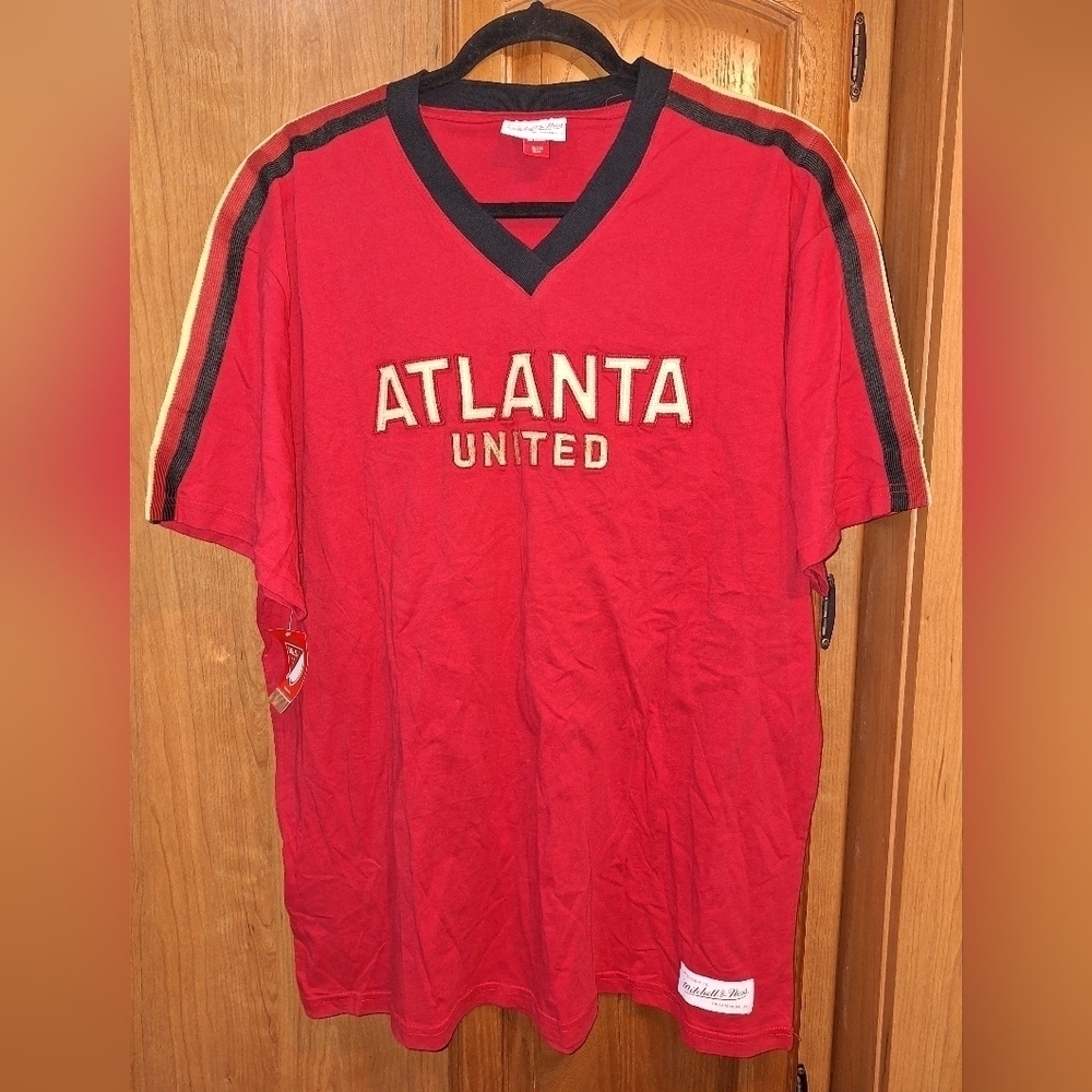 A Mitchell & Ness official MLS Atlanta United short sleeve t-shirt in a 2XL.